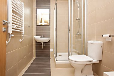 Parlak yeni banyo iç cam yürüyüş duş krem renk döşeme Surround ile