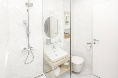 Parlak yeni banyo iç cam yürüyüş duş mermer döşeme Surround ile