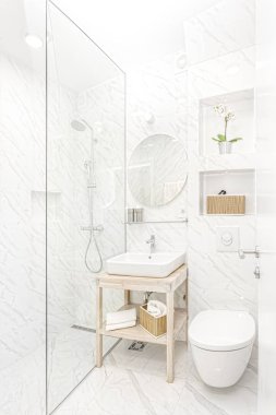 Parlak yeni banyo iç cam yürüyüş duş mermer döşeme Surround ile