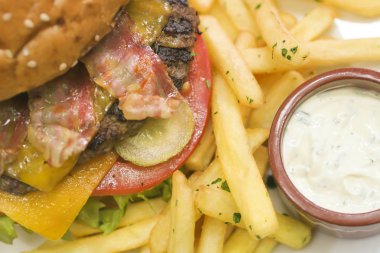 Taze pişmiş hamburger ile kıyma, kaşar peyniri ve kızarmış patates kızartması - üstten görünüm, kapat
