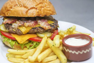 Taze pişmiş burger kıyma ve pastırma, kaşar peyniri ve kızarmış patates kızartması