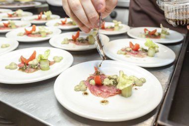 Şef balığı carpaccio, wasabi ve salata sosu ile lüks meze hazırlanıyor