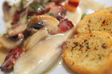 Beyaz mantar, pastırma ve tecrübeli baget - Bordo-Fransız mutfağı, seçici odak, makro, ayrıntı ile balık