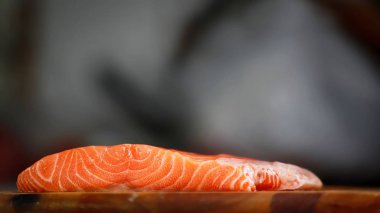 Japon Suşi restoranında - taze deniz ürünleri, sashimi, koyu arka plan yapma kesme tahtası üzerinde ham taze somon