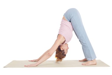 Güzel Yoga: Adho Mukha Svanasana - aşağı doğru bakan köpek poz egzersiz yaparak gerçek üst düzey kadın