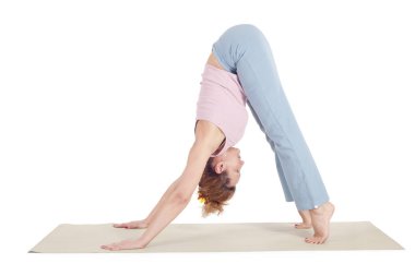 Güzel Yoga: Adho Mukha Svanasana - aşağı doğru bakan köpek poz egzersiz yaparak gerçek üst düzey kadın