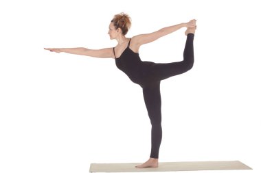 Güzel Yoga: Dans poz - kadın gerçek kıdemli uygulayıcı Natarajasana egzersiz yaparak Lord