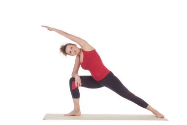 Güzel Yoga: Genişletilmiş yan açı poz - sportif kadın Utthita Parsvakonasana egzersiz yaparak gerçek kıdemli