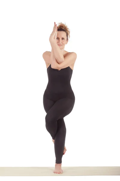 Beau Yoga Pose Aigle Véritable Praticienne Senior Faisant Exercice Garudasana — Photo