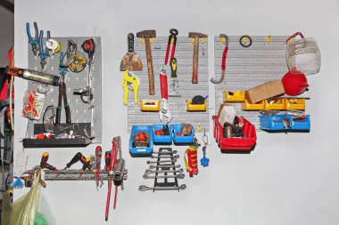 Atölyede duvara asılı farklı araçların büyük ürün yelpazesi-onarım kavramı