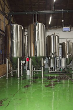 Bira. Modern bira bitki brewering su ısıtıcılar, tüpler ve tanklar paslanmaz çelikten imal