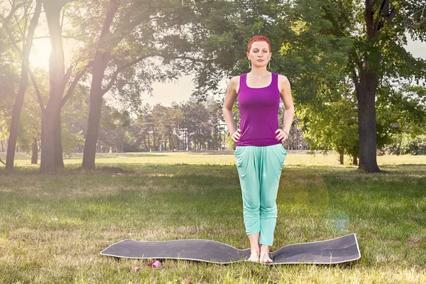 Hermosa Pelirroja Instructora Femenina Ropa Deportiva Practicando Yoga Parque Calma — Foto de Stock