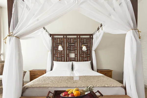 Lussuoso interno camera da letto moderna con letto a baldacchino — Foto Stock