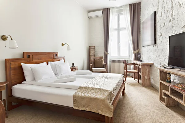 Interiér luxusní moderní ložnice s manželskou postelí velikosti King — Stock fotografie
