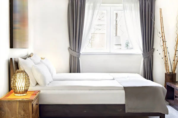 豪华现代阁楼卧室内部, 配有两张单人床 — 图库照片