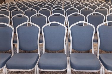 Konferans salonunda boş mavi sandalyeler-sunum odası 