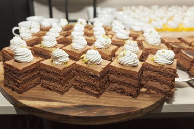 Krema ve zemin fıstık ile çikolatalı kek