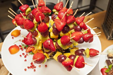 Parti için sulu ve taze Parti Meyve Salatası sopa