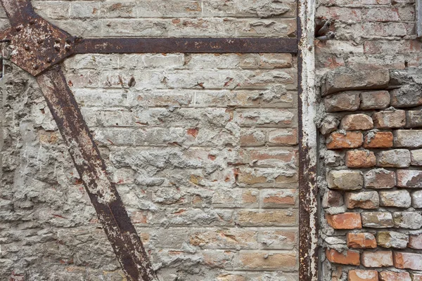 Sistema de soporte de vigas de metal oxidado para paredes de ladrillo antiguas — Foto de Stock