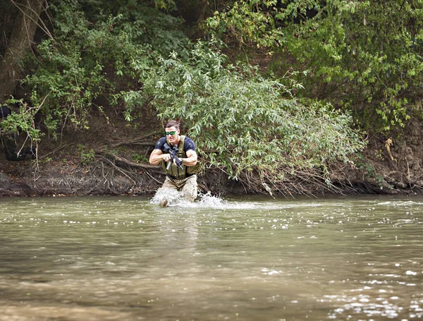 One day commando - wades through the water with a rifle — Stock Photo, Image