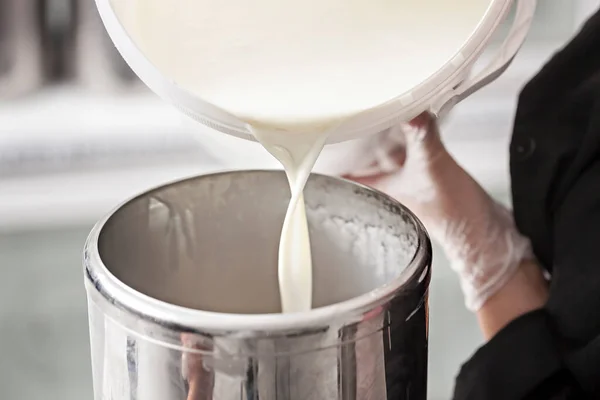 Primer Plano Mano Trabajador Que Llena Leche Fresca Tanque Leche Imagen De Stock