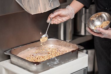 Dondurmadan Yapım - Çelik tavaya fındık dökmek Küçük imalatta dondurmayla - yakın çekim