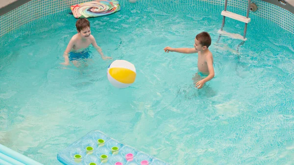 Šťastné Děti Hrají Bazénu Míčem Vodní Matrací Bavit Venku Bazénu — Stock fotografie
