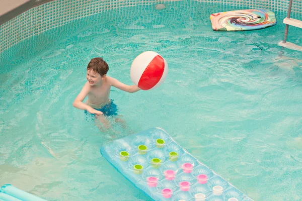 Šťastné Dítě Hrající Bazénu Míčem Vodní Matrací Bavit Venku Bazénu — Stock fotografie