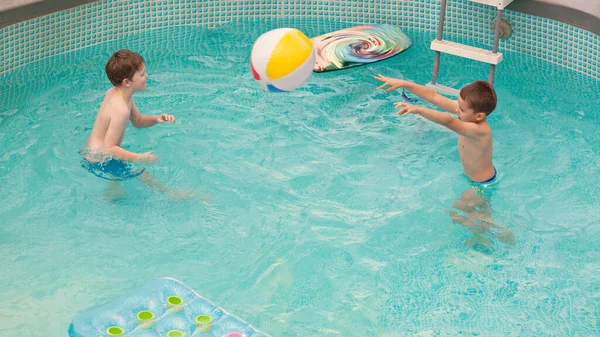 Šťastné Děti Hrají Bazénu Míčem Vodní Matrací Bavit Venku Bazénu — Stock fotografie