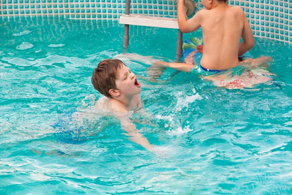 Děti Hrají Bazénu Volný Čas Koupání Dovolené Prescool Boy Svaly — Stock fotografie