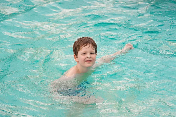 Ευτυχισμένο Παιδί Που Παίζει Στην Πισίνα Διασκεδάζουμε Στην Πισίνα Του — Φωτογραφία Αρχείου