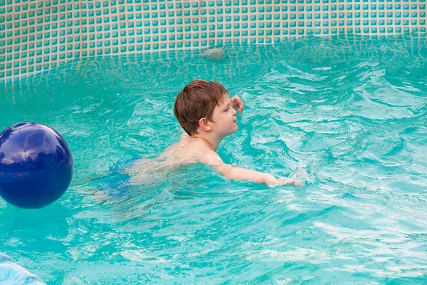 Ευτυχισμένο Παιδί Που Παίζει Στην Πισίνα Διασκεδάζοντας Μπάλα Στην Πισίνα — Φωτογραφία Αρχείου