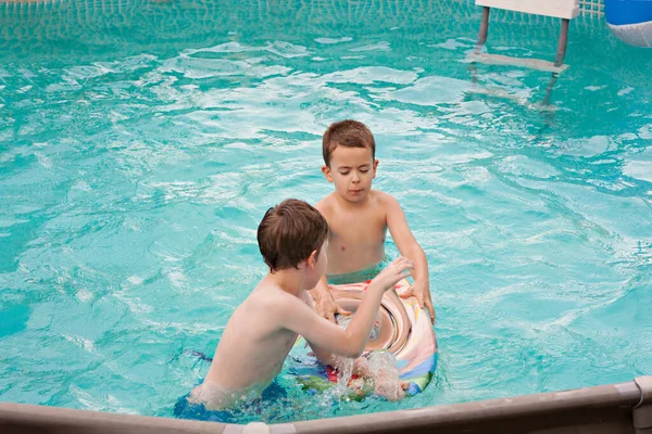 Šťastné Děti Hrají Bazénu Bavit Venku Bazénu Letní Den Volný — Stock fotografie