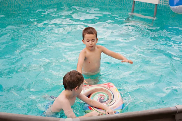 Szczęśliwe Dzieciaki Bawiące Się Basenie Zabawa Basenie Wodnym Zewnątrz Letni — Zdjęcie stockowe
