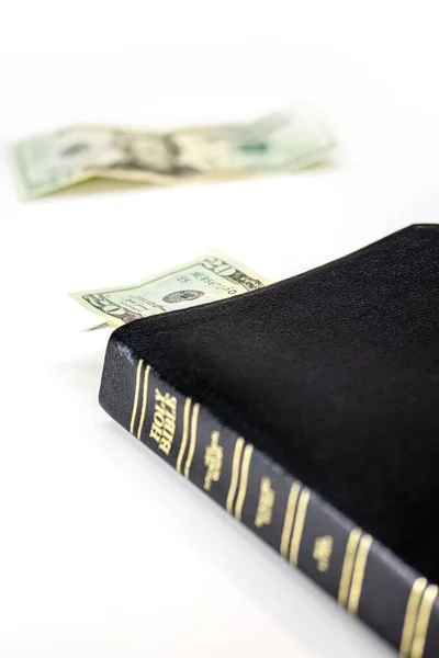 Helig Kristen Bibel Med Tjugo Dollarsedel Isolerad Vit Bakgrund — Stockfoto