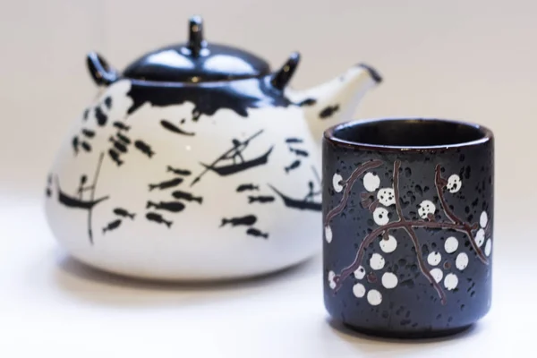 Yeşil çay gibi demleyin için Klasik Çince çaydanlık. Çay töreni. Doğal ürünler ve sağlıklı bir yaşam tarzı. Güzel su ısıtıcısı. Yeşil çay .