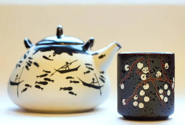 Yeşil çay gibi demleyin için Klasik Çince çaydanlık. Çay töreni. Doğal ürünler ve sağlıklı bir yaşam tarzı. Güzel su ısıtıcısı. Yeşil çay .