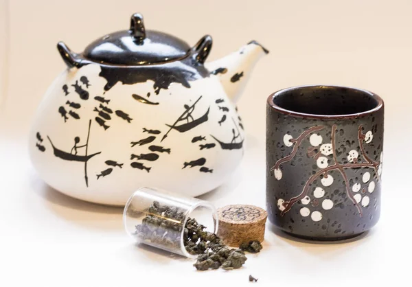Yeşil çay gibi demleyin için Klasik Çince çaydanlık. Çay töreni. Doğal ürünler ve sağlıklı bir yaşam tarzı. Güzel su ısıtıcısı. Yeşil çay .
