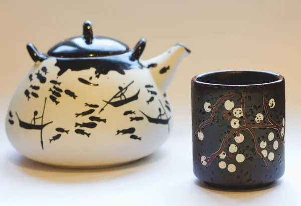 Yeşil çay gibi demleyin için Klasik Çince çaydanlık. Çay töreni. Doğal ürünler ve sağlıklı bir yaşam tarzı. Güzel su ısıtıcısı. Yeşil çay .