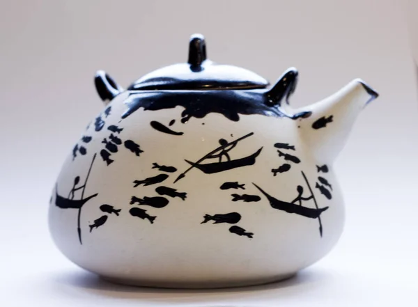 Yeşil çay gibi demleyin için Klasik Çince çaydanlık. Çay töreni. Doğal ürünler ve sağlıklı bir yaşam tarzı. Güzel su ısıtıcısı. Yeşil çay .