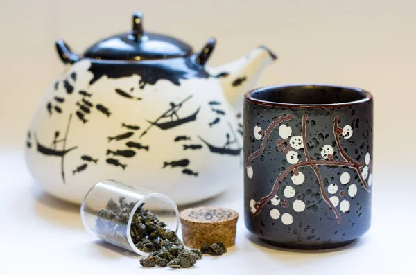 Yeşil çay gibi demleyin için Klasik Çince çaydanlık. Çay töreni. Doğal ürünler ve sağlıklı bir yaşam tarzı. Güzel su ısıtıcısı. Yeşil çay .