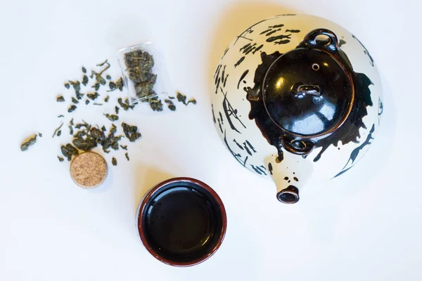 Yeşil çay gibi demleyin için Klasik Çince çaydanlık. Çay töreni. Doğal ürünler ve sağlıklı bir yaşam tarzı. Güzel su ısıtıcısı. Yeşil çay .