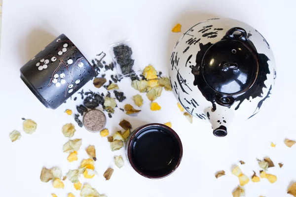 Yeşil çay gibi demleyin için Klasik Çince çaydanlık. Çay töreni. Doğal ürünler ve sağlıklı bir yaşam tarzı. Güzel su ısıtıcısı. Yeşil çay .