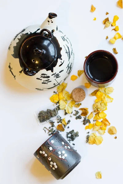 Yeşil çay gibi demleyin için Klasik Çince çaydanlık. Çay töreni. Doğal ürünler ve sağlıklı bir yaşam tarzı. Güzel su ısıtıcısı. Yeşil çay .