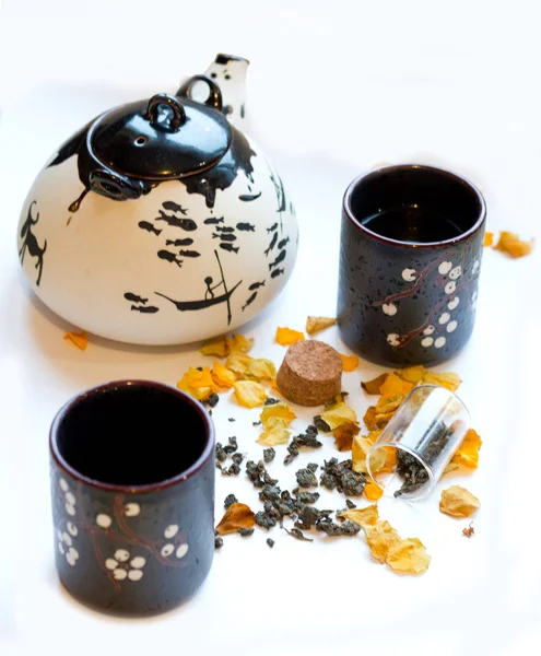 Yeşil çay gibi demleyin için Klasik Çince çaydanlık. Çay töreni. Doğal ürünler ve sağlıklı bir yaşam tarzı. Güzel su ısıtıcısı. Yeşil çay .