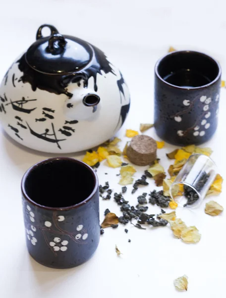 Yeşil çay gibi demleyin için Klasik Çince çaydanlık. Çay töreni. Doğal ürünler ve sağlıklı bir yaşam tarzı. Güzel su ısıtıcısı. Yeşil çay .