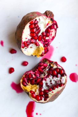 Sulu parlak nar. Meyve natürmort. Nar ile natürmort. Nar kesti. Nar kemikler.