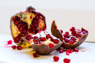 Sulu parlak nar. Meyve natürmort. Nar ile natürmort. Nar kesti. Nar kemikler.