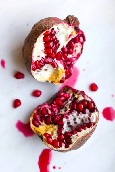 Sulu parlak nar. Meyve natürmort. Nar ile natürmort. Nar kesti. Nar kemikler.