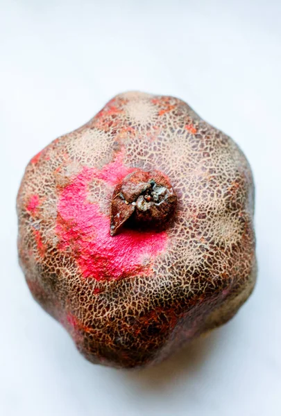 Sulu parlak nar. Meyve natürmort. Nar ile natürmort. Nar kesti. Nar kemikler.